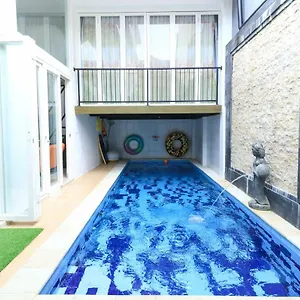  Проживание в семье Donata House